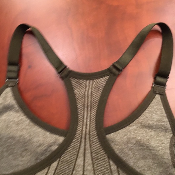 Athletic Works workout top with removable pads in bra section - Picture 6 of 8